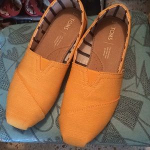 Yellow Tom’s Canvas Shoes 7.5